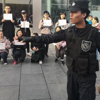 Manifestation contre l'engagement illégal d'étudiants dans l'usine Apple à Pékin, 08.11.2018. [AFP - Zhifan Liu]