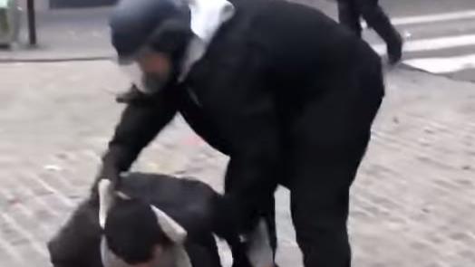 Capture d'écran de la scène de violence. La vidéo montre un collaborateur d'Emmanuel Macron frappant un manifestant, le 1er mai à Paris. [YouTube - Capture d'écran]
