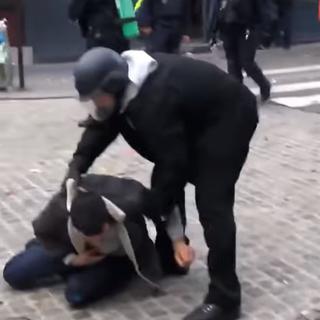 Capture d'écran de la scène de violence. La vidéo montre un collaborateur d'Emmanuel Macron frappant un manifestant, le 1er mai à Paris. [YouTube - Capture d'écran]