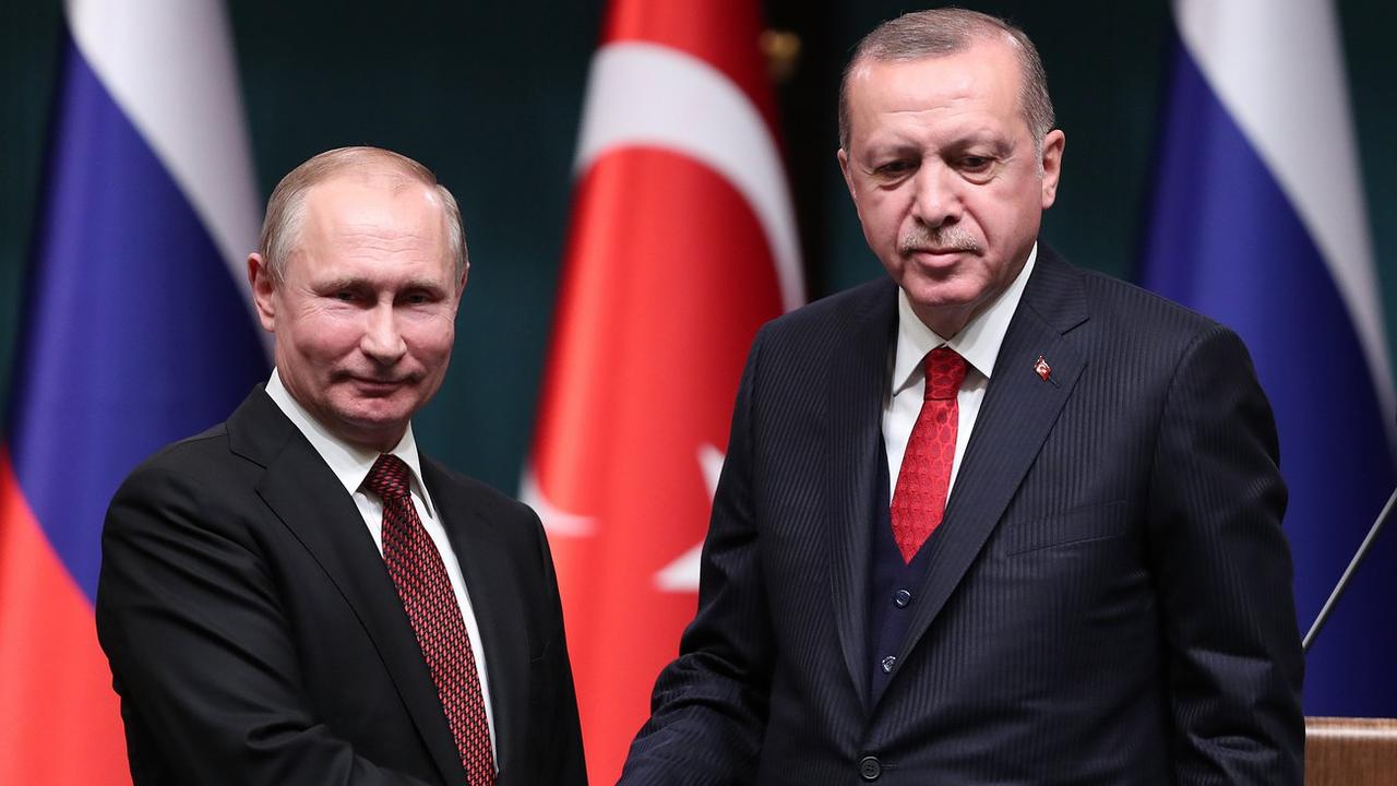 Vladimir Poutine (gauche) et RecepTayyip Erdogan, devant la presse à Ankara, ce 3 avril 2018. [EPA - TUMAY BERKIN]