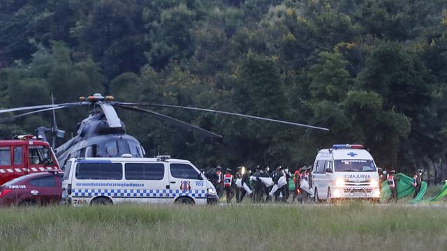 Les secours présents près de l'entrée de la grotte en Thaïlande. [AP/Keystone - Vincent Thian]