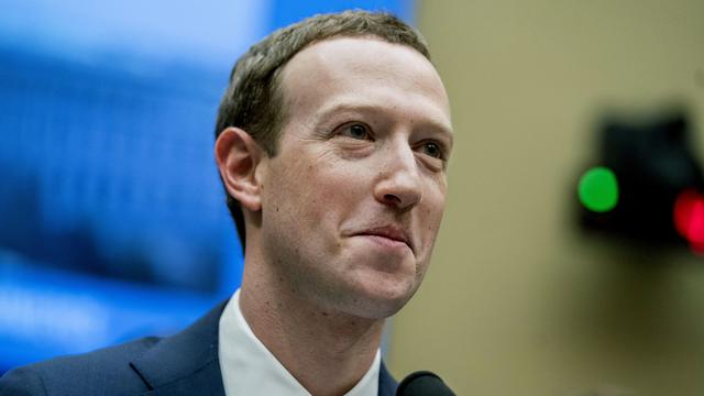 Le patron de Facebook Mark Zuckerberg se présente mardi devant les eurodéputés. [AP/Keystone - Andrew Harnik]