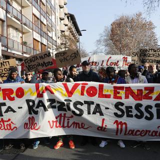 Une manifestation antifasciste s'est déroulée ce samedi à Macerata, en Italie. [AP/Keystone - Antonio Calanni]