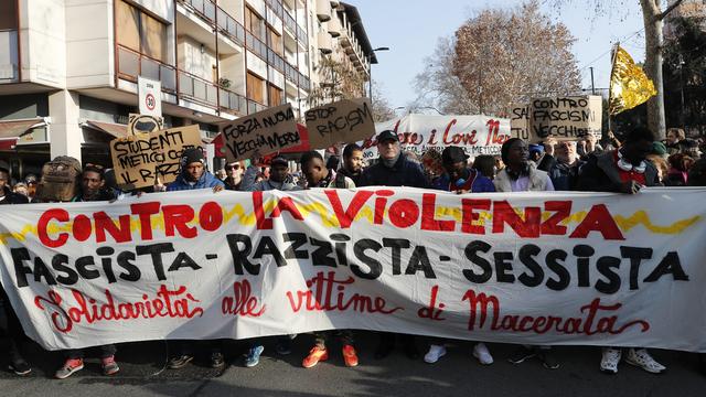 Une manifestation antifasciste s'est déroulée ce samedi à Macerata, en Italie. [AP/Keystone - Antonio Calanni]