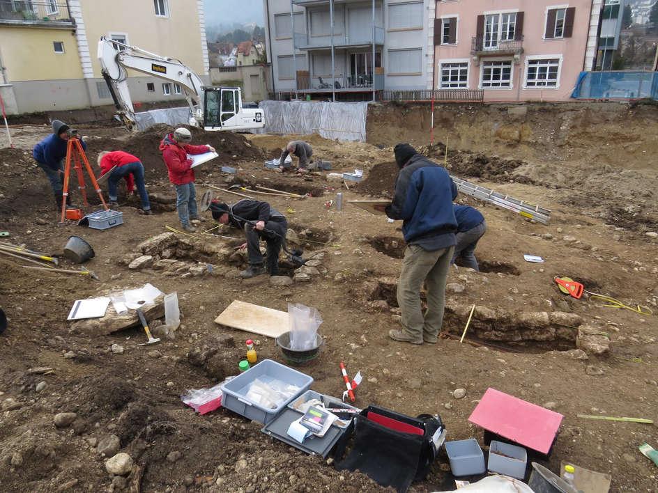 Fouilles en février 2014. Les archéologues mettent au jour et recensent les tombes. [©KANTONSARCHÄOLOGIE SOLOTHURN - Services archéologiques cantonaux de Soleure]