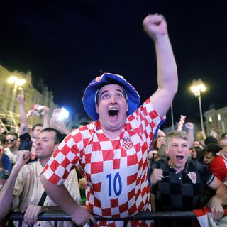 Dans la capitale Zagreb, des supporters de la Croatie célébrent la victoire de leur équipe en demi-finale de Coupe du monde. [EPA/Keystone - Antonio Bat]