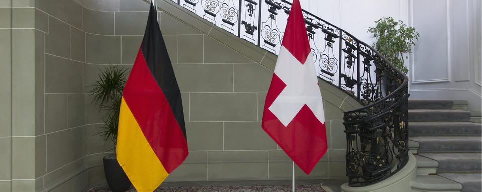 Les drapeaux allemand et suisse à l'occasion d'une rencontre officielle à Berne en 2012. [Keystone - Peter Klaunzer]