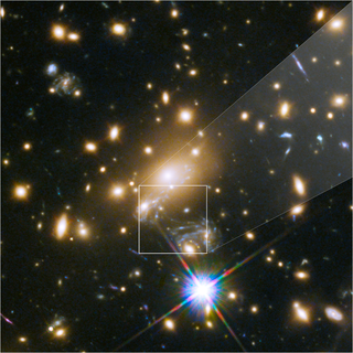A cinq milliards d’année-lumière de la Terre, un amas de galaxies fait office de lentille gravitationnelle, amplifiant la lumière d’Icare, une étoile située elle à neuf milliards d’années-lumière (au centre et à droite du carré). [DR - NASA, ESA, and P.Kelly, University of Minnesota]