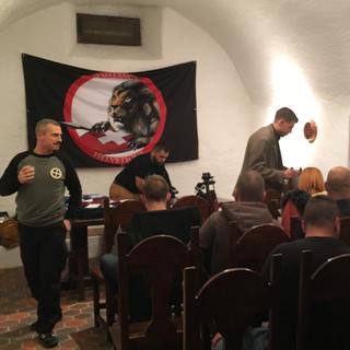 Le groupe "Résistance helvétique" réuni à Aigle avec deux groupes nationalistes français. [RTS - Sandra Zimmerli]