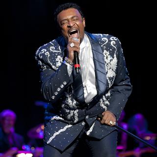 Dennis Edwards sur scène pour le concert d'hommage à Aretha Franklin, le 4 novembre 2011 à Cleveland, aux Etats-Unis. [afp - JASON MILLER]