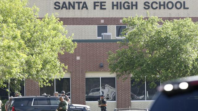 Des explosifs ont également été retrouvés dans le lycée de Santa Fe. [Keystone - Steve Gonzales/Houston Chronicle via AP]