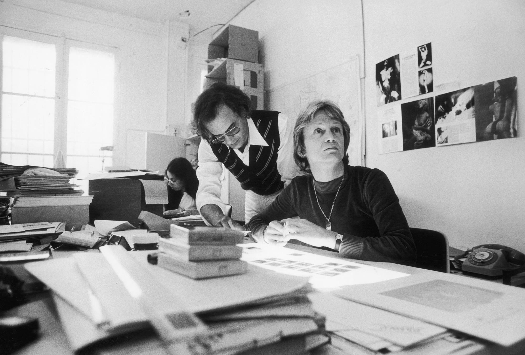 Le chanteur français Claude François dans les bureaux du magazine "Podium", le 21 mai 1974. [AFP - Jean-Pierre Couderc / Roger-Viollet]