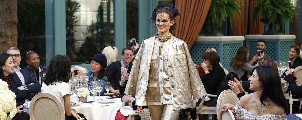 Le défilé des Métiers d'Art 2016 à Paris, organisé par Chanel. [AFP - Patrick Kovarik]