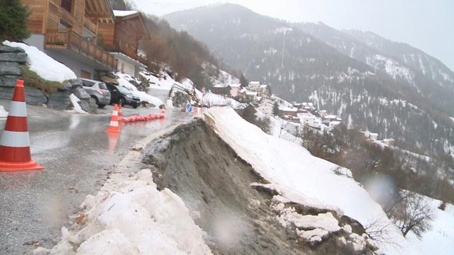 Des éboulements ont aussi eu lieu sur la route menant à Nendaz. [RTS]