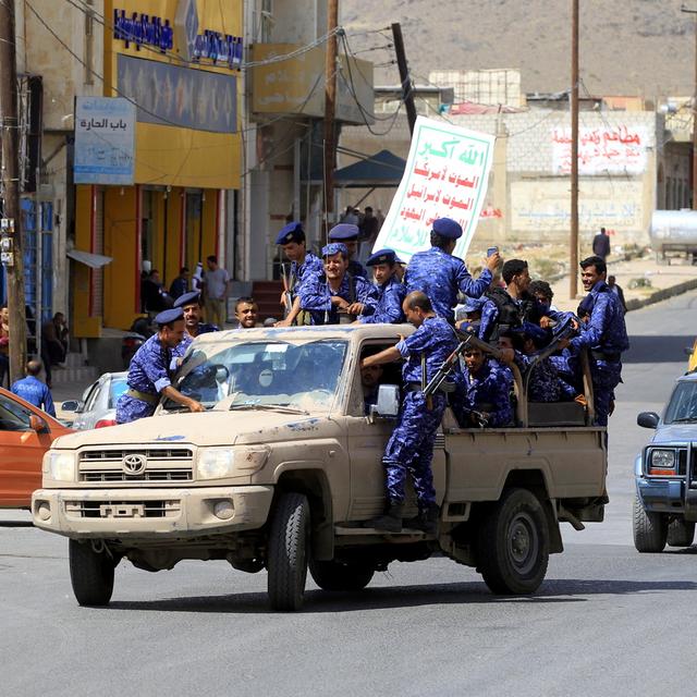 Des rebelles houthis à fin octobre lors d'une parade à Sanaa, la capitale du Yémen [Keystone/EPA - Yahya Arhab]