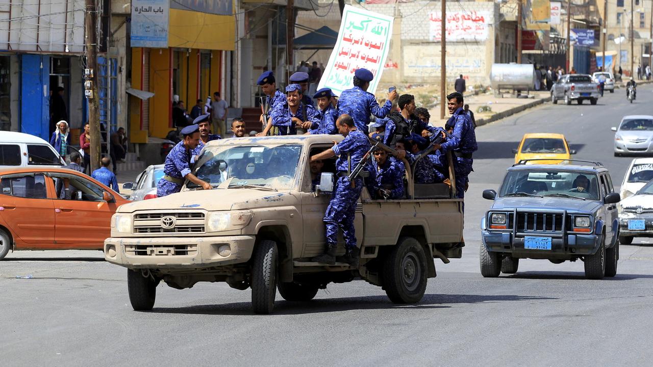 Des rebelles houthis à fin octobre lors d'une parade à Sanaa, la capitale du Yémen [Keystone/EPA - Yahya Arhab]