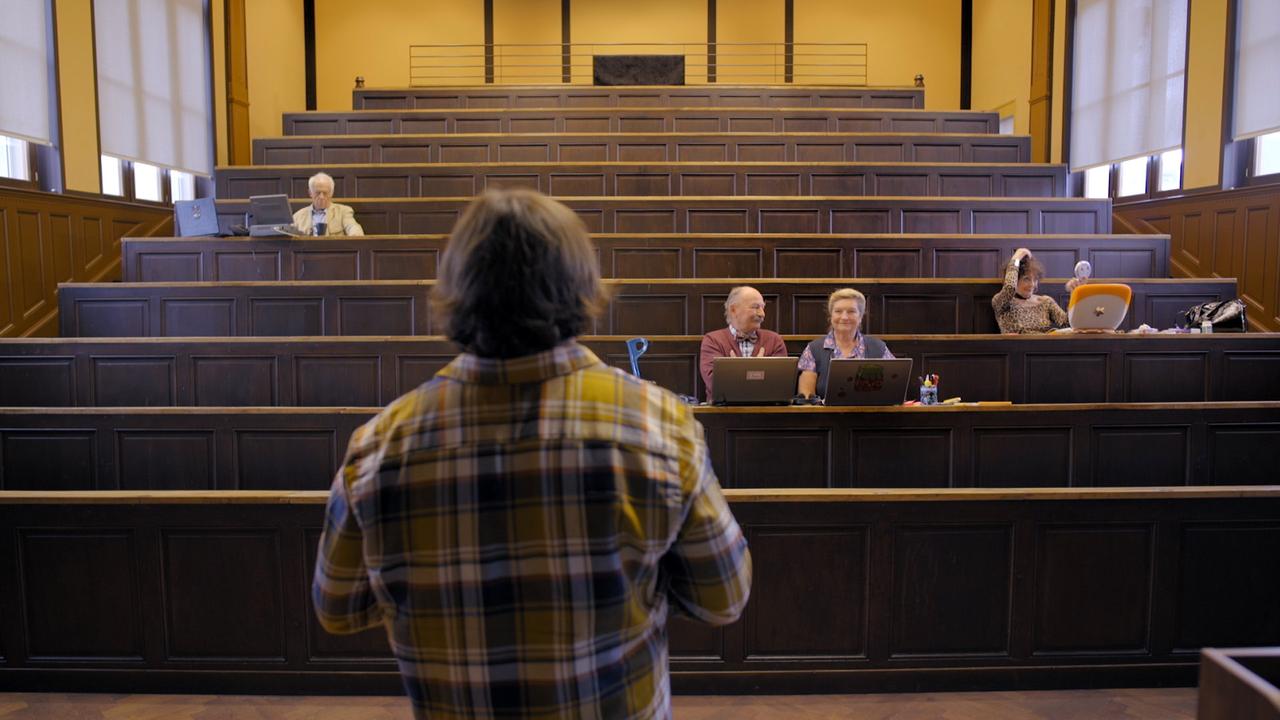 Cédric, campé par Yann Schmidhalter, donne des cours de communication digitale à des personnes âgées dans #Seniors. [RTS - Capture d'écran]