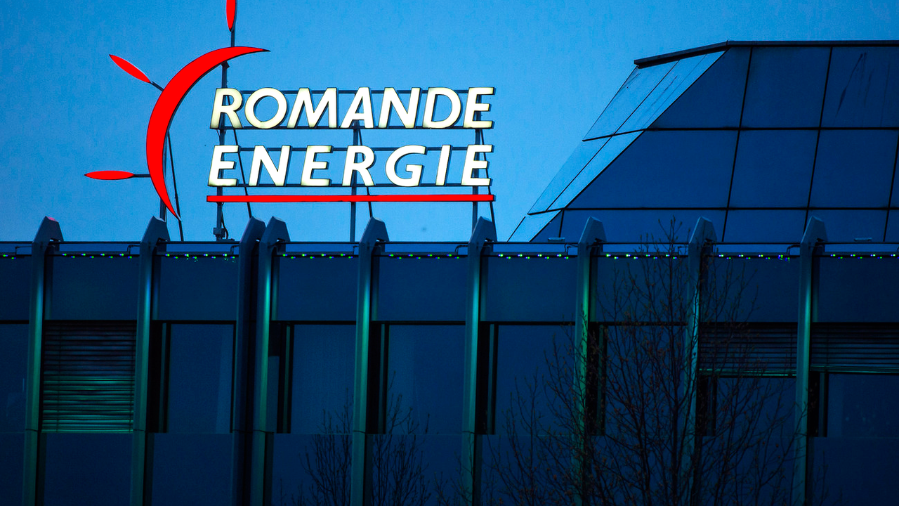 Le logo de Romande Energie au siège de l'entreprise à Morges. [Keystone - Jean-Christophe Bott]