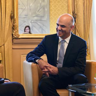 Le président de la Confédération Alain Berset rencontre le haut-commissaire aux droits de l'Homme de l'ONU, Zeid Ra'ad Al Hussein. [EPA - Anthony Anex]