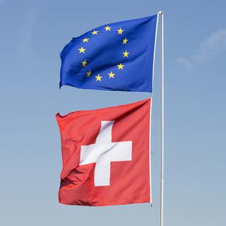 Le drapeau de la Suisse et de l'Union européenne. [Keystone - Gaetan Bally]