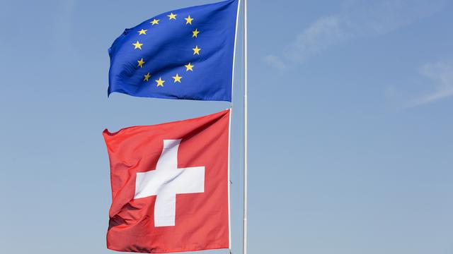 Le drapeau de la Suisse et de l'Union européenne. [Keystone - Gaetan Bally]