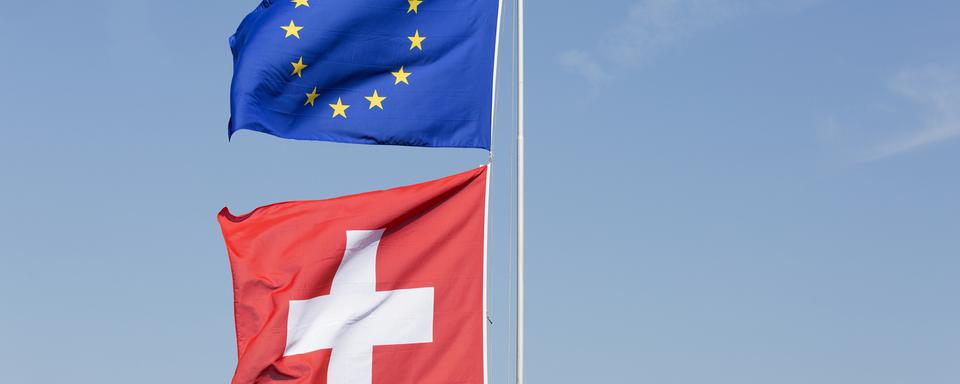 Le drapeau de la Suisse et de l'Union européenne. [Keystone - Gaetan Bally]