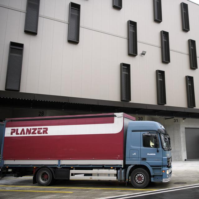 Le nouveau centre Planzer Transports à Penthalaz (VD), la plus grande infrastructure de transfert de marchandises rail-route de Suisse romande. [Keystone - Laurent Gillieron]