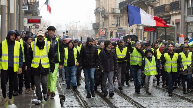 Les "gilets jaunes" militent pour l'introduction du Référendum d'initiative citoyenne (RIC). [Keystone - EPA - Caroline Blumberg]