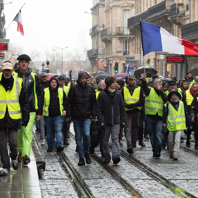 Les "gilets jaunes" militent pour l'introduction du Référendum d'initiative citoyenne (RIC). [Keystone - EPA - Caroline Blumberg]