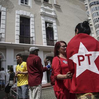 Des supporters du parti des travailleurs (PT) au Brésil. [Keystone - Antonio Lacerda]