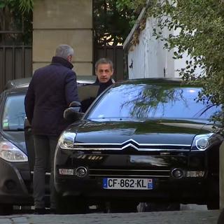 Image d'une vidéo montrant Nicolas Sarkozy en train de quitter son domicile à Paris, le 21 mars 2018. [AP Photo]