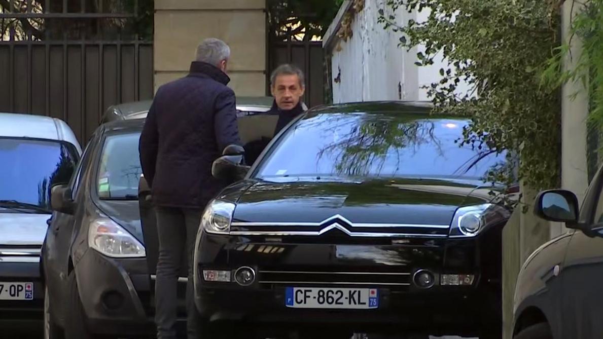 Image d'une vidéo montrant Nicolas Sarkozy en train de quitter son domicile à Paris, le 21 mars 2018. [AP Photo]