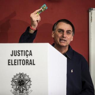 Le premier sondage de l'entre-deux-tours confirme le statut de favori de Jair Bolsonaro. [EPA/Keystone - Antonio Lacerda]
