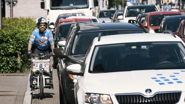 Le Conseil fédéral ne veut pas de distance minimale obligatoire avec les vélos. [Keystone - Christian Beutler]