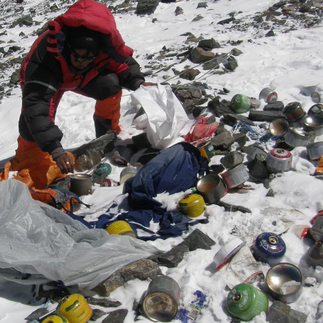 Les alpinistes qui gravissent l'Everest laissent régulièrement des déchets derrière eux. [AFP - Namgyal]