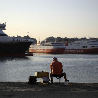 Le port du Pirée est bloqué lundi par une grève de 24 heures. [AP/Keystone - Thanassis Stavrakis]