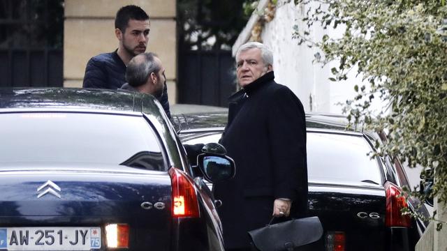 L'avocat de Nicolas Sarkozy, Thierry Herzog, arrivant au domicile parisien de l'ex-président. [Keystone - Etienne Laurent]