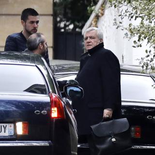 L'avocat de Nicolas Sarkozy, Thierry Herzog, arrivant au domicile parisien de l'ex-président. [Keystone - Etienne Laurent]