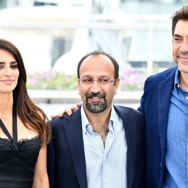 Le réalisateur Asghar Farhadi entouré des acteurs Penelope Cruz et Javier Bardem sur le tapis rouge du 71e Festival de Cannes. [AFP - Mustafa Yalcin / Anadolu Agency]