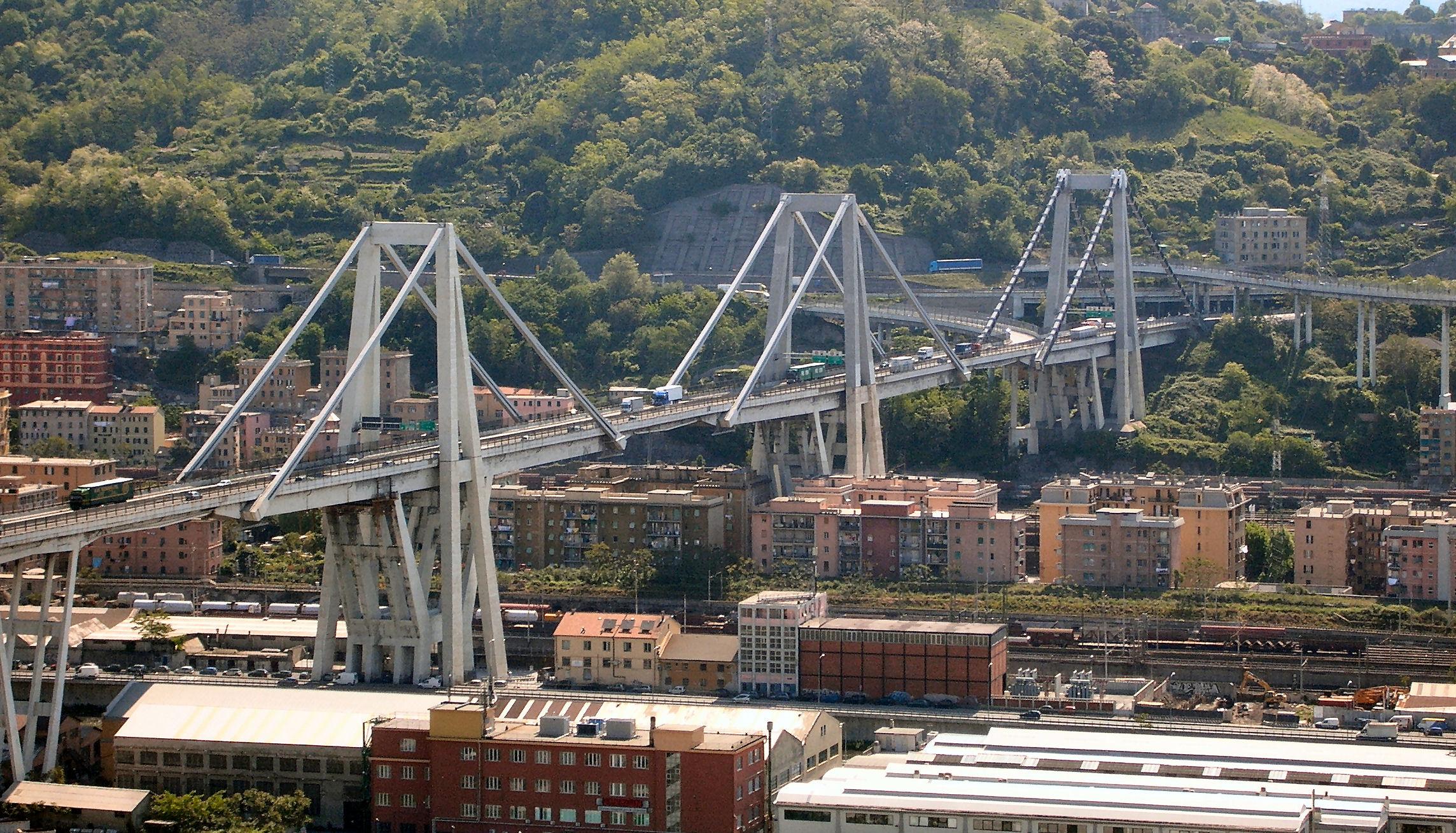 Le Ponte Morandi, qui surplombait des quartiers de Gênes, avait une longueur totale de 1102 mètres et culminait à 90 mètres de haut. [Bbruno, wikimedia]