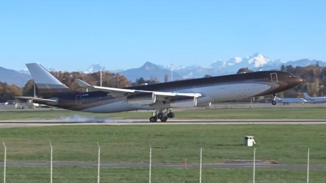 "Bourkhan", l'Airbus A340 privé d'Alisher Ousmanov atterrissant à Genève.