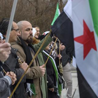 Une cinquantaine de personnes ont manifesté contre le régime syrien devant les Nations Unies, à Genève. [Keystone - Martial Trezzini]