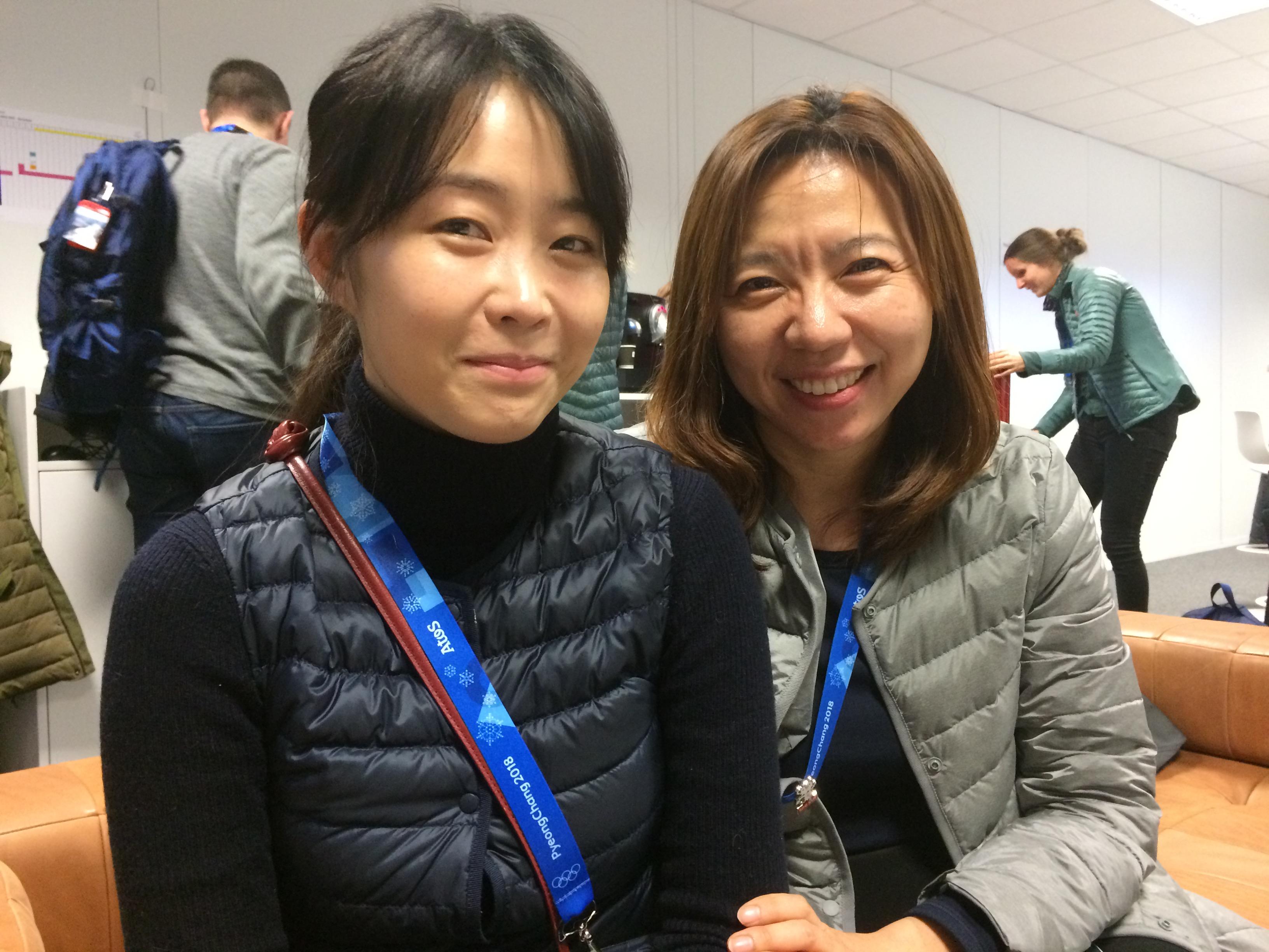Jihyun Kim (à gauche) et une autre bénévole coréenne. [Galaud]