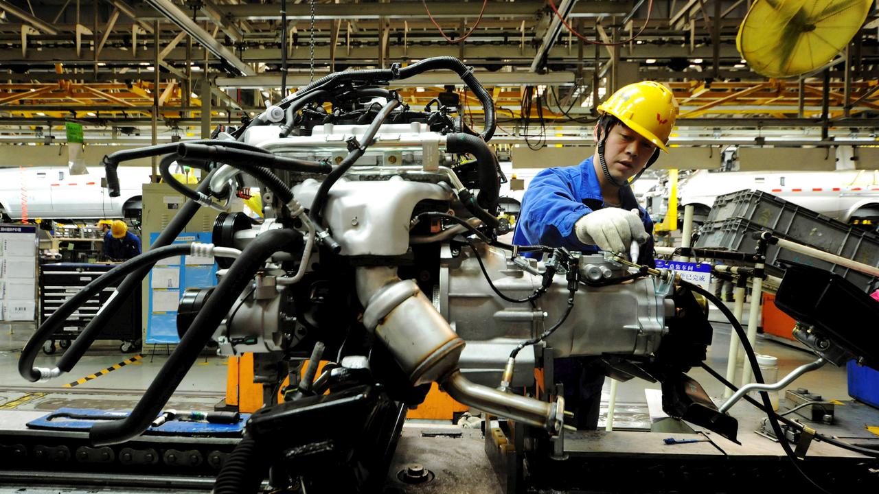 Un employé chinois travaillant dans une usine de production d'automobiles à Qingdao, dans la province de Shandong.