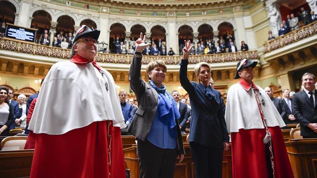 Viola Amherd (PDC-VS) et Karin Keller-Sutter (PLR-SG) prêtent serment après leur élection au Conseil fédéral. [Keystone - Anthony Anex]