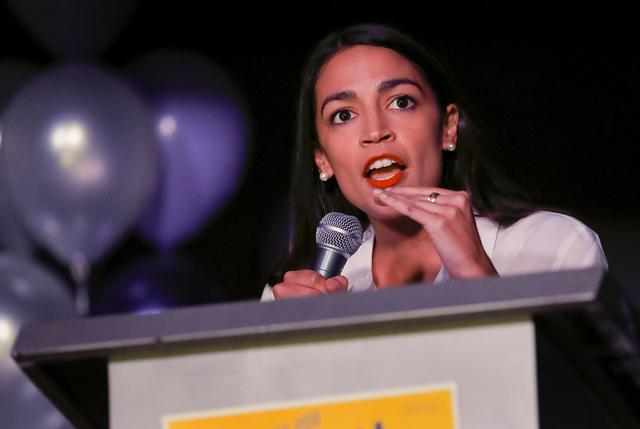 Alexandria Ocasio-Cortez a remporté sa circonscription de New York, entre le Bronx, où elle est née, et Queens. [Keystone - AP Photo/Stephen Groves]