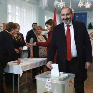 Le Premier ministre sortant Nikol Pachinian déposant son vote dimanche 9 décembre. [keystone - PAN Photo via AP - Vahan Stepanyan]