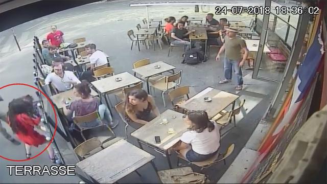 La vidéo de surveillance du café parisien montre la femme giflée par un homme. [Capture d'écran]