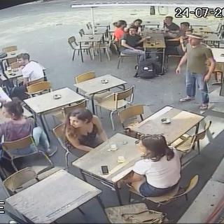 La vidéo de surveillance du café parisien montre la femme giflée par un homme. [Capture d'écran]