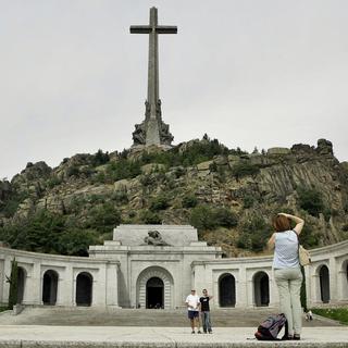 Des touristes devant le mausolée du Général Franco. [AP/Keystone - Bernat Armangue]